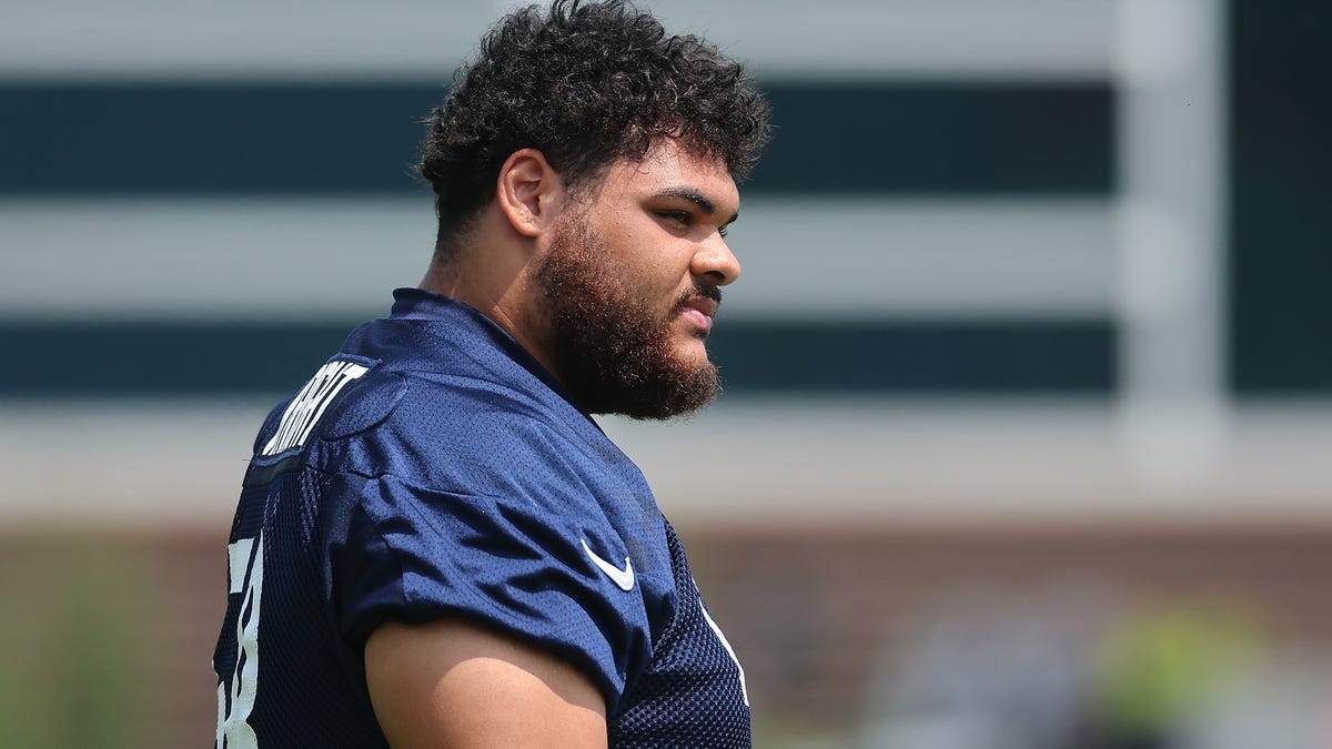 Bears still weighing options with Darnell Wright on the offensive line