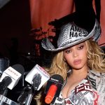Beyoncé's Gold Chrome Nails Make For The Ultimate On-Stage Manicure