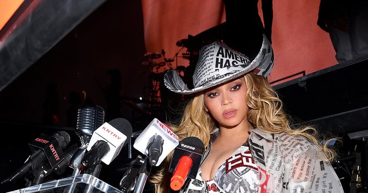 Beyoncé’s Gold Chrome Nails Make For The Ultimate On-Stage Manicure