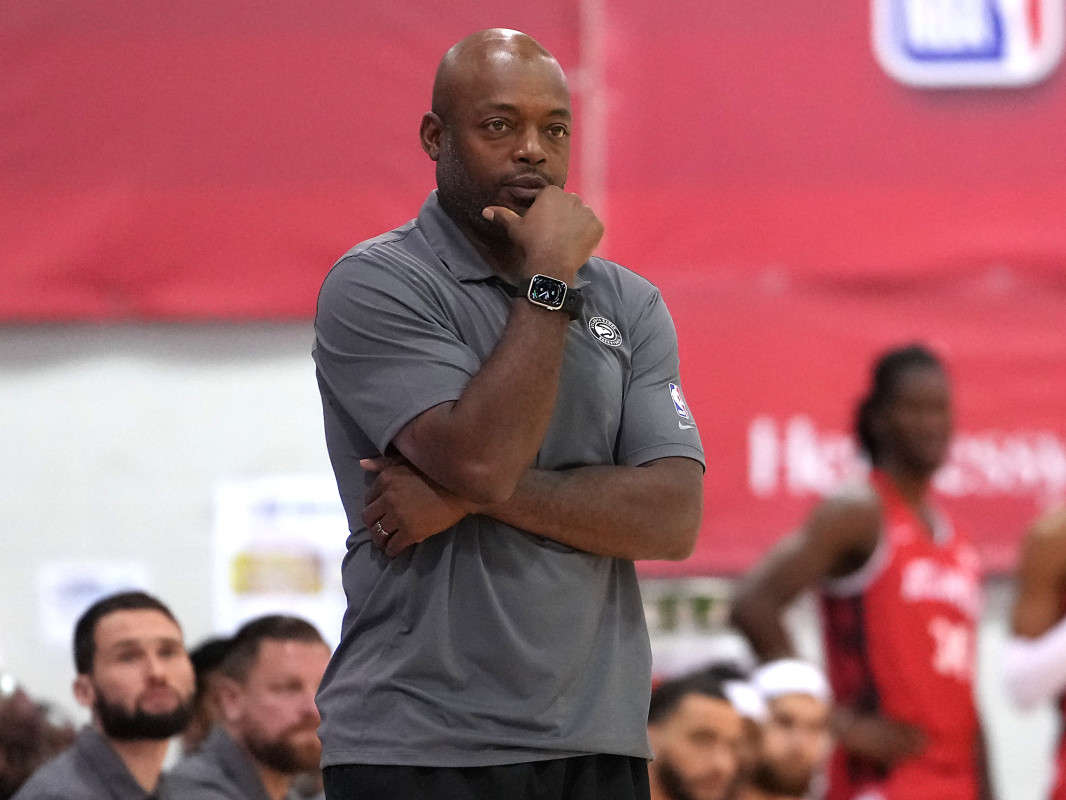 Ex-Lakers Star Nick Van Exel Points Finger at Basketball Shoes For Rash of NBA Injuries
