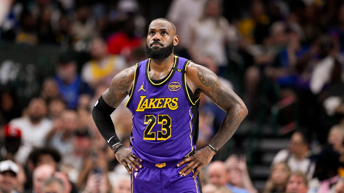 Former NBA player says the Lakers should trade LeBron James