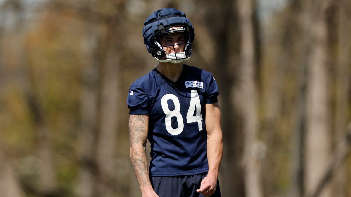 How Colston Loveland is staying involved in Bears rookie minicamp