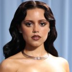 Jenna Ortega’s Dior Newspaper Print Dress Is Straight From Carrie Bradshaw’s Closet