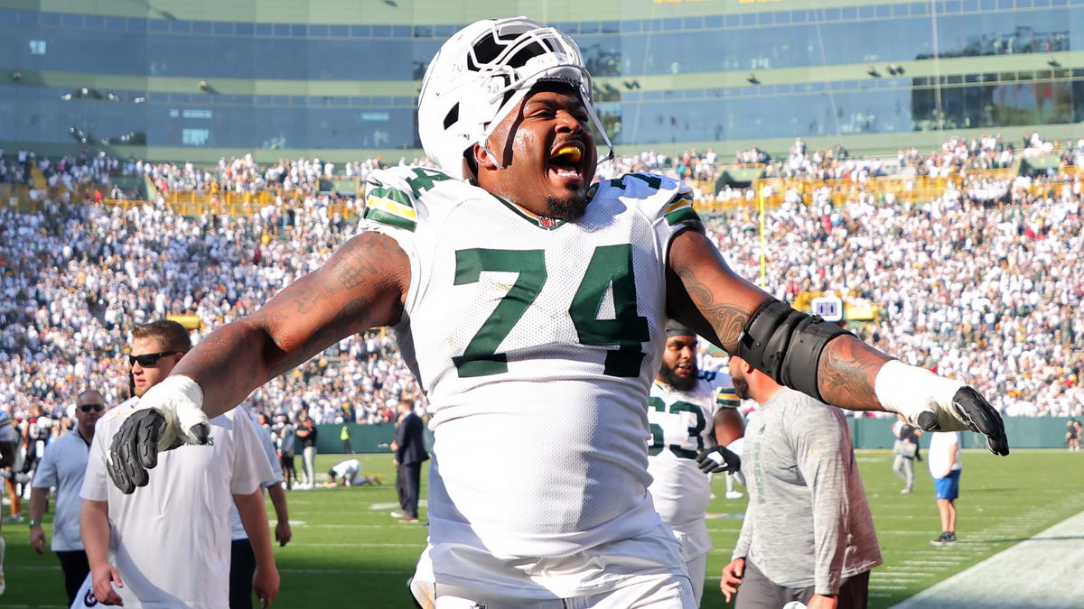 Packers OL Elgton Jenkins wants to rework contract ahead of position change to center