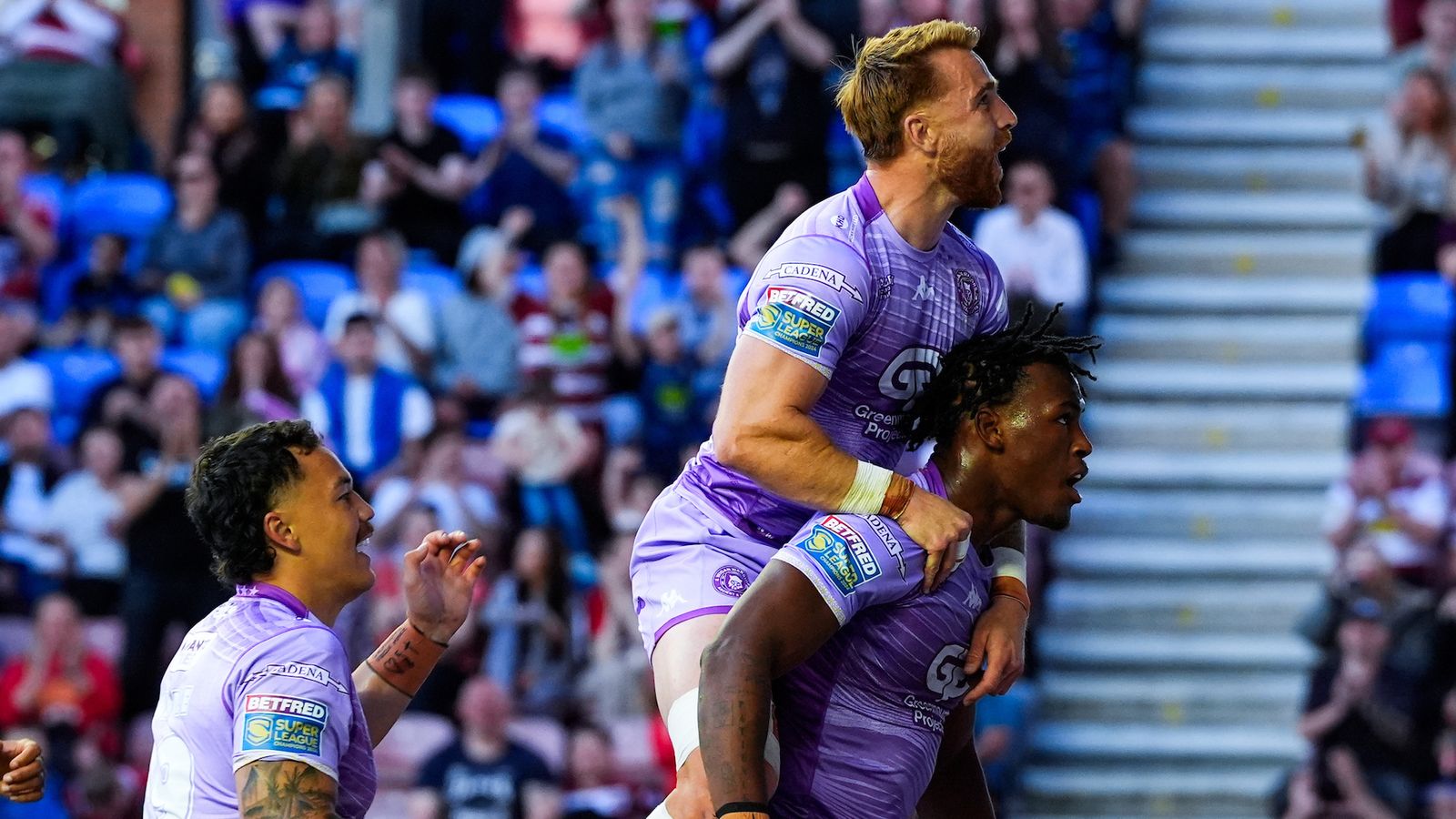 Super League: Wigan Warriors hold on in frenzied 36-28 win over Leigh Leopards as Leeds Rhinos beat Hull FC 18-16 | Rugby League News