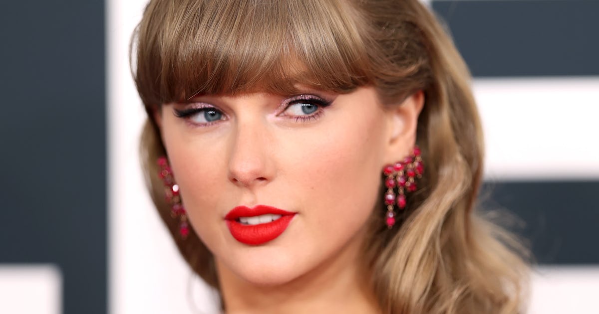 Taylor Swift’s Floral Dress & Nails Might Signal Her Buying Back Her Masters