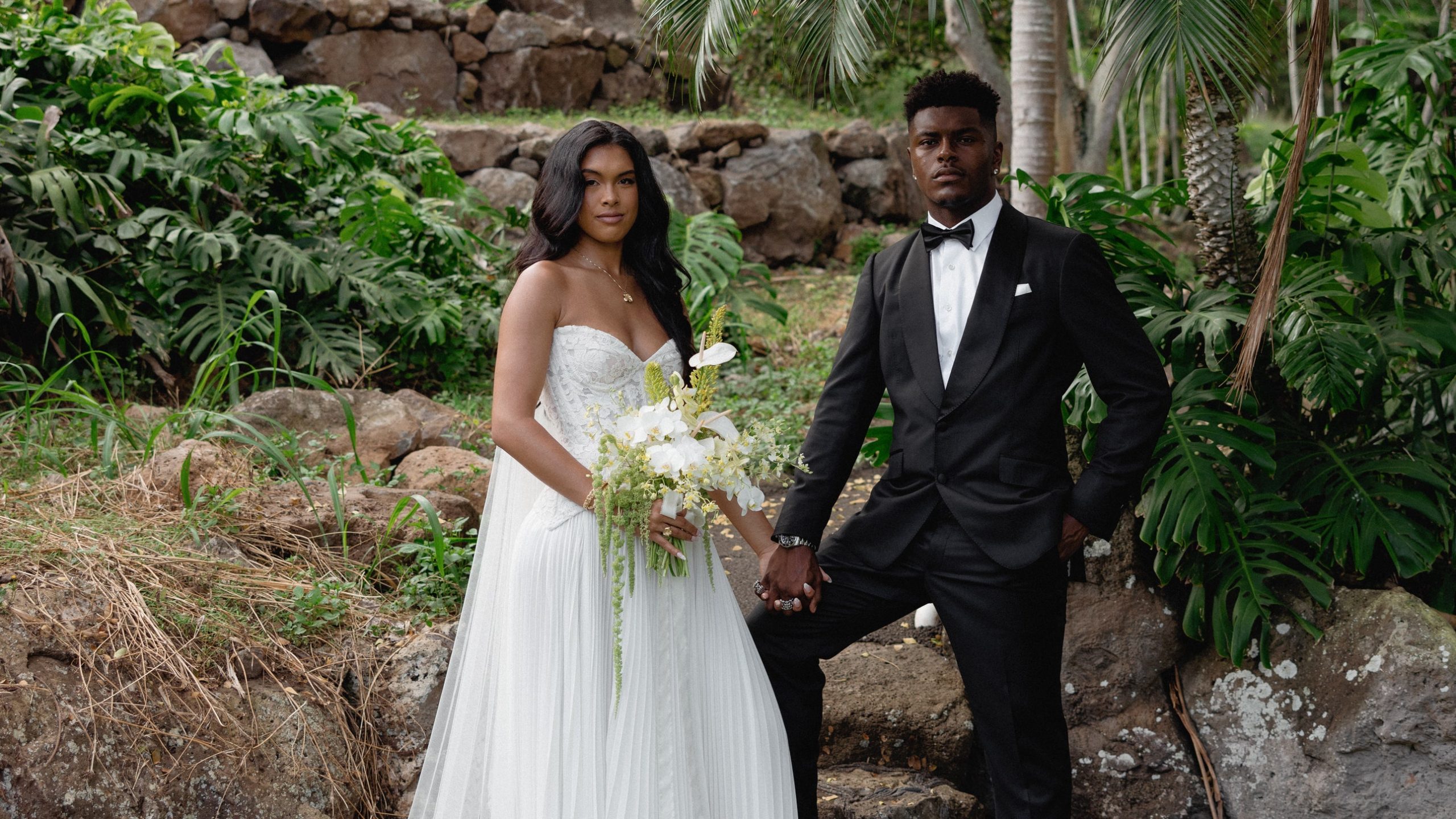 The Bride Wore a Cathedral-Length Veil and Her Grandmother’s Traditional Hawaiian Jewelry to Marry on Oahu