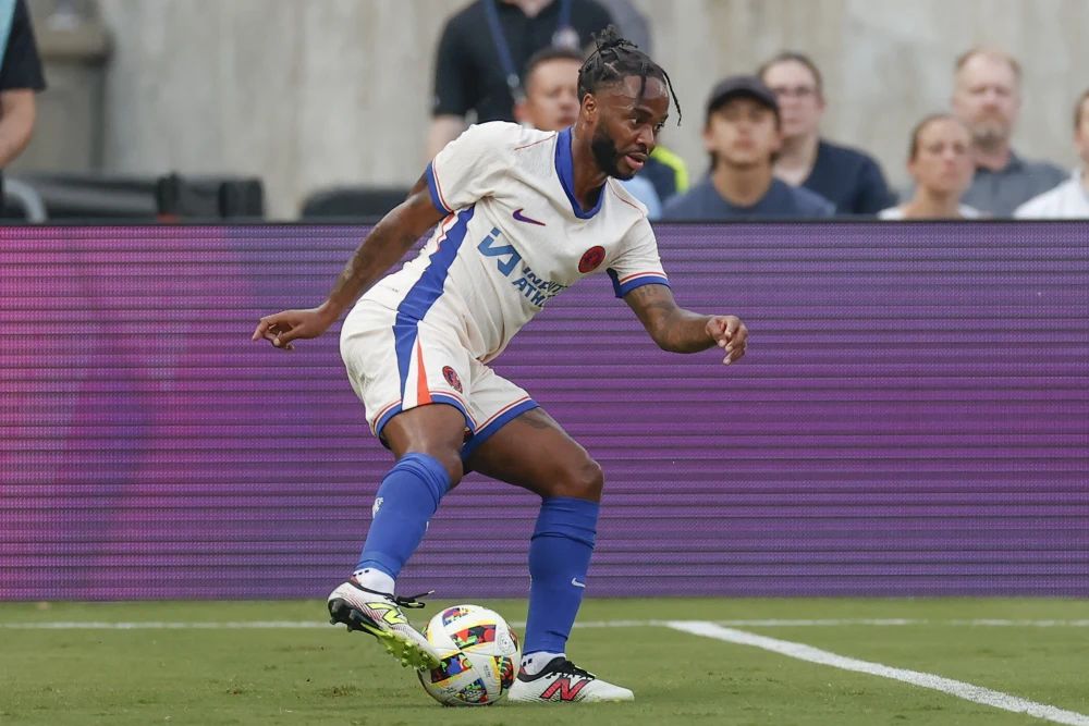 Chelsea’s top earner could end up at Burnley or Sunderland warns former Premier League CEO