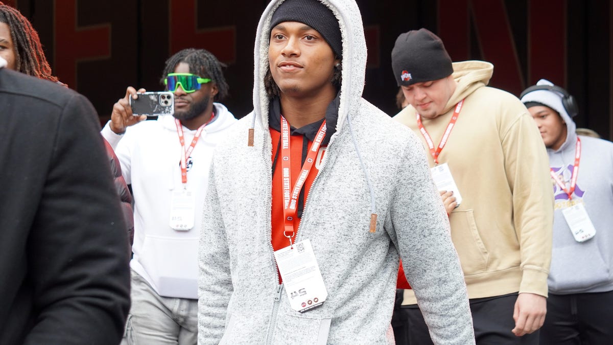 Five-star LB chooses an official visit to Texas over recruiting rival