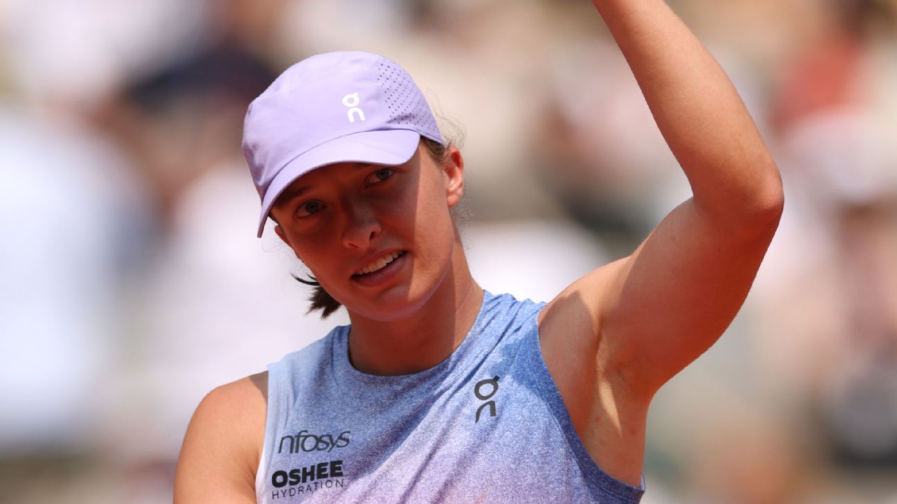 Iga Swiatek will face Aryna Sabalenka in French Open semis