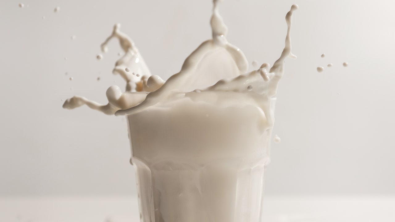 Is Oat or Cow’s Milk Less Inflammatory? A Nutritionist Weighs In