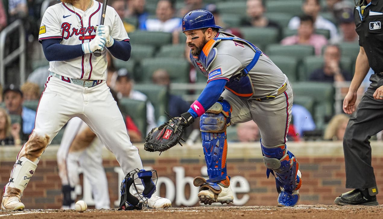 Luis Torrens makes strange, costly errors as Mets catchers continue to struggle