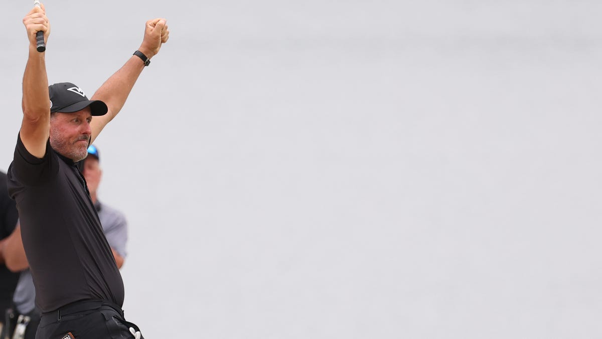 Phil Mickelson has vintage chip-in for birdie