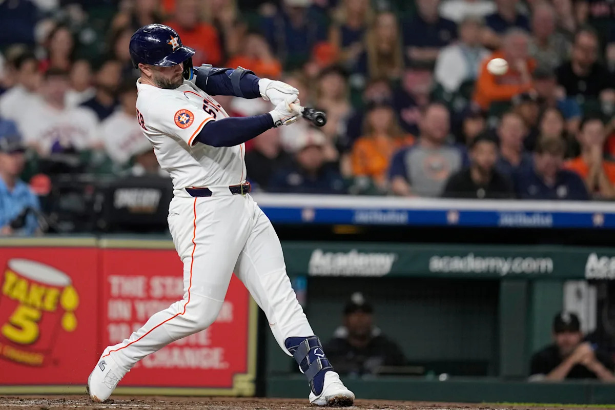 Walker homers and drives in 4 as Astros rout White Sox 10-2