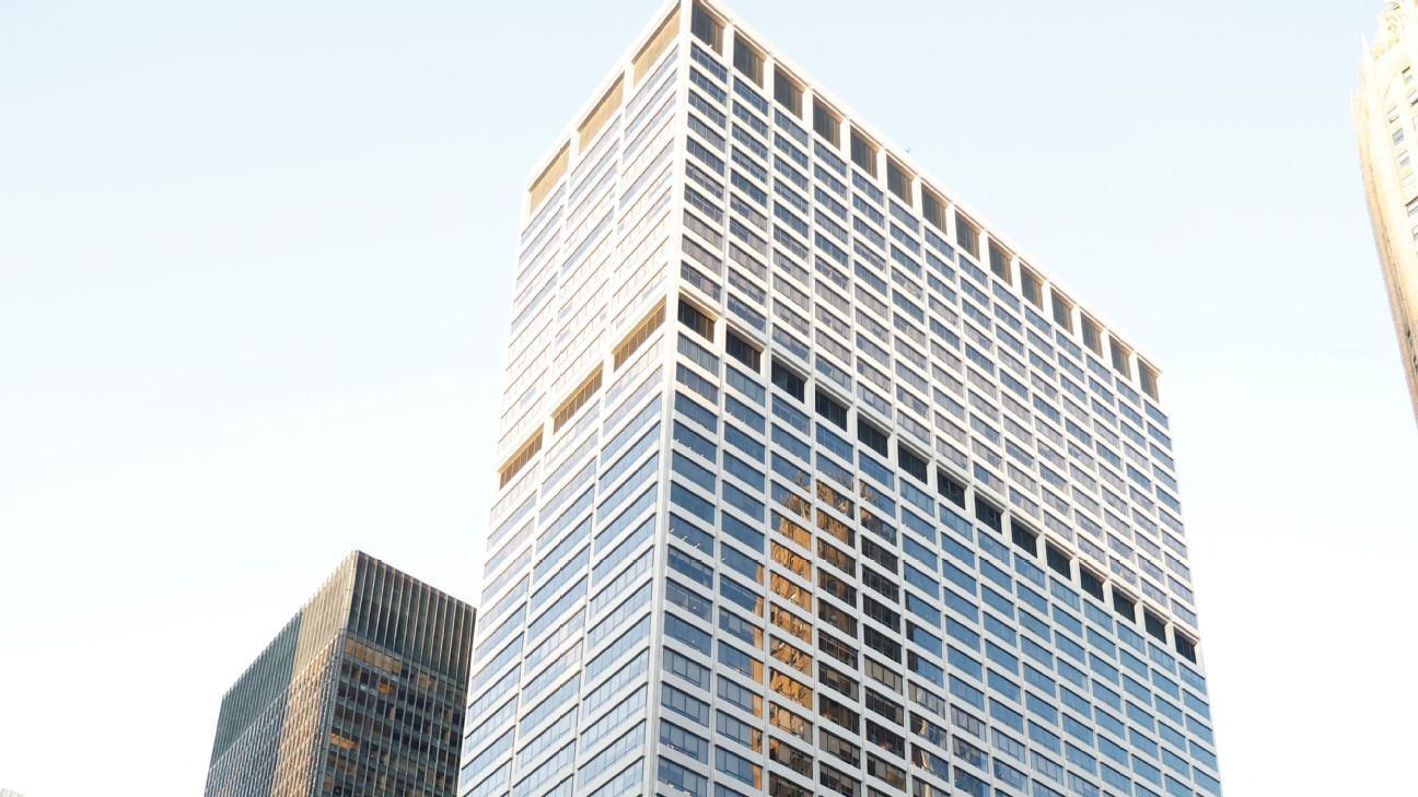 5 killed after shooting breaks out at NYC building housing NFL HQ; gunman dead