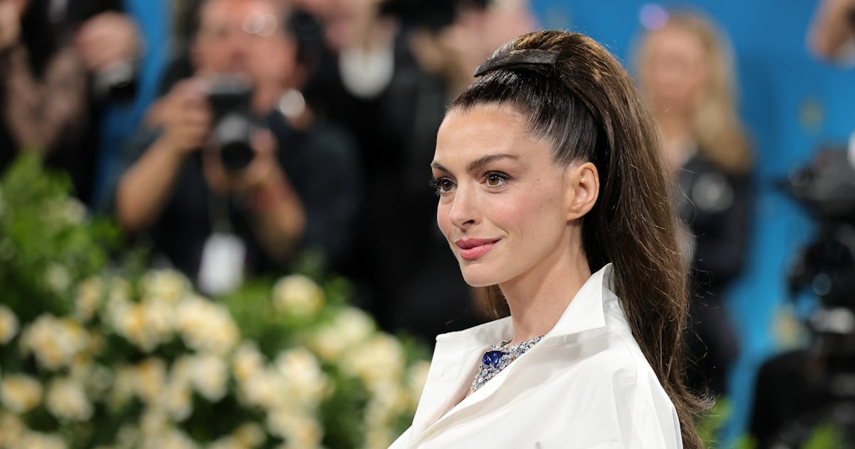 Anne Hathaway’s Valentino Bag Made Its Debut On The ‘Devil Wears Prada 2’ Set