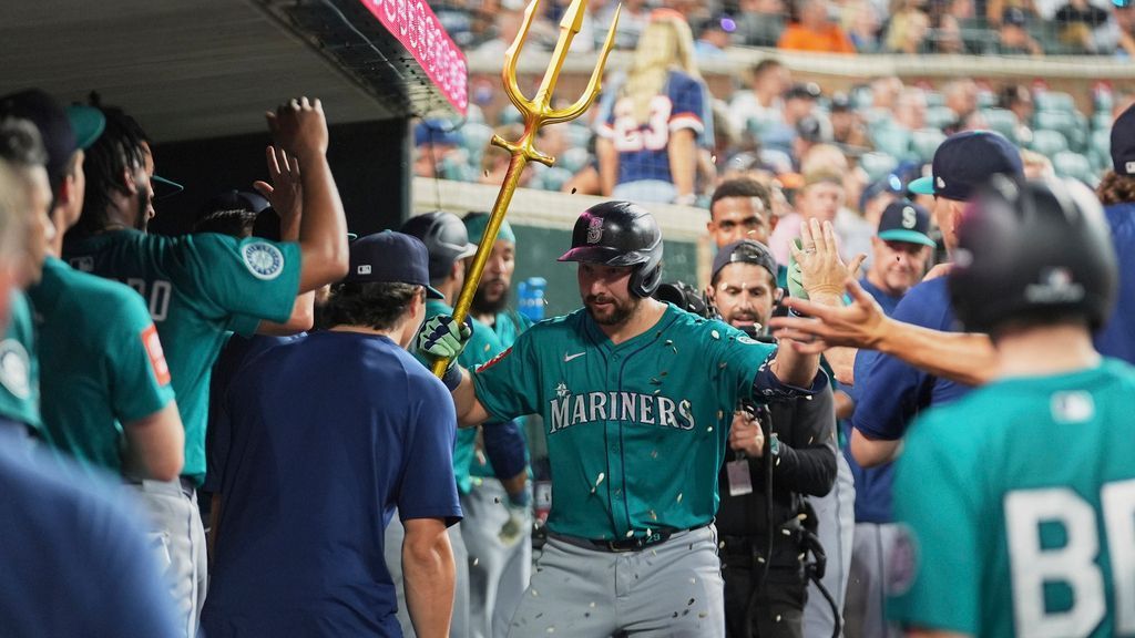 Cal Raleigh hits 2 more homers to bring total to 38