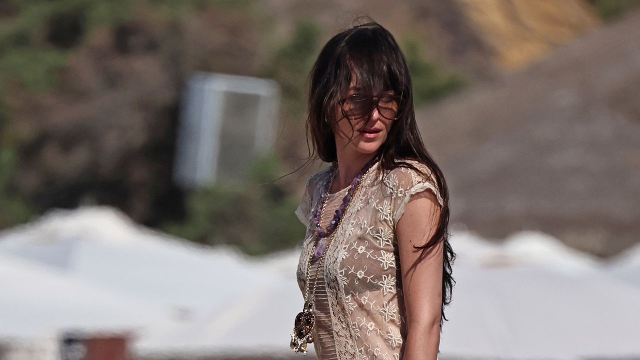 Dakota Johnson Has Mastered the Perfect Beach Vacation Outfit