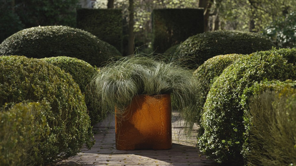 Kelly Wearstler’s Serax Outdoor Ceramics Collection