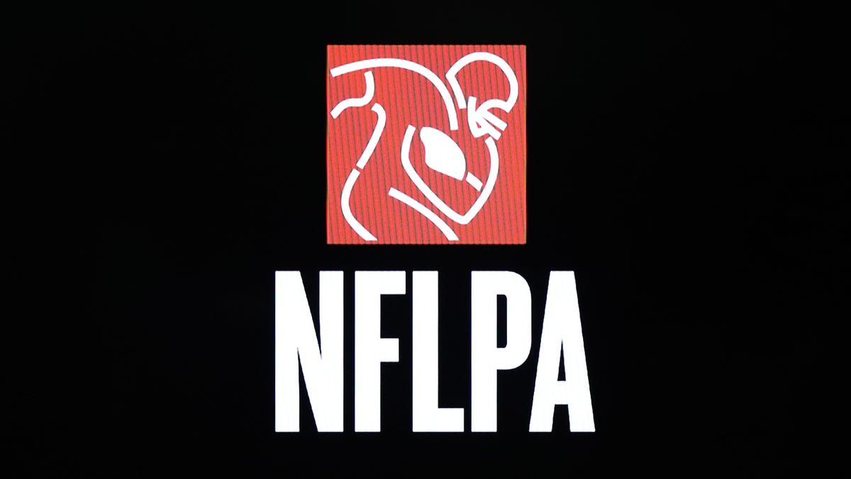 NFLPA leadership backs Lloyd Howell in memo to players