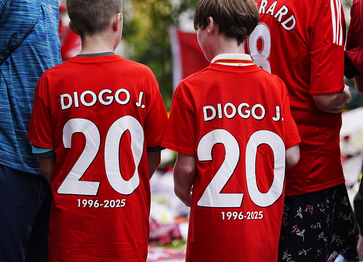 Oasis pay tribute to Liverpool’s Diogo Jota during ‘Live Forever’ in first concert in 16 years