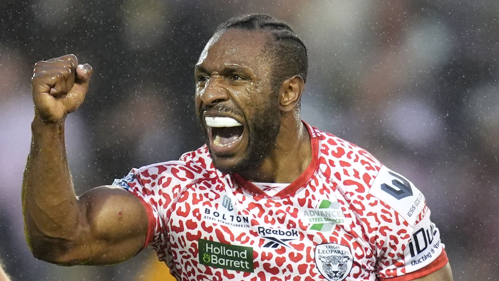 Super League: Leigh stun Wigan in comeback win as Warrington edge scrappy contest with Salford | Rugby League News