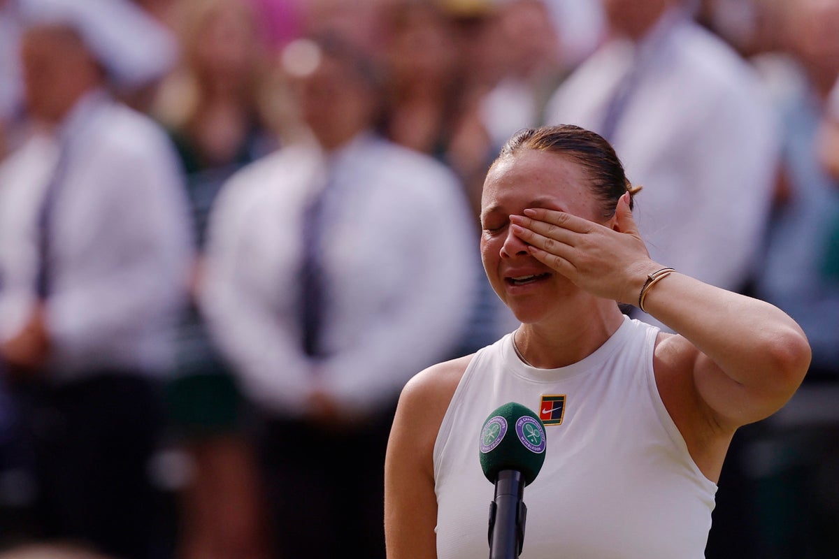 Tearful Amanda Anisimova reacts to 6-0, 6-0 Wimbledon final defeat to Iga Swiatek