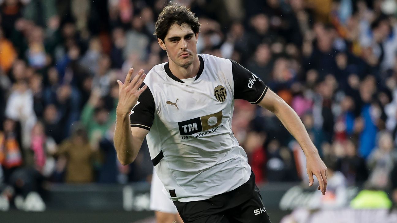 Transfer rumors, news: Man United eye move for Javi Guerra