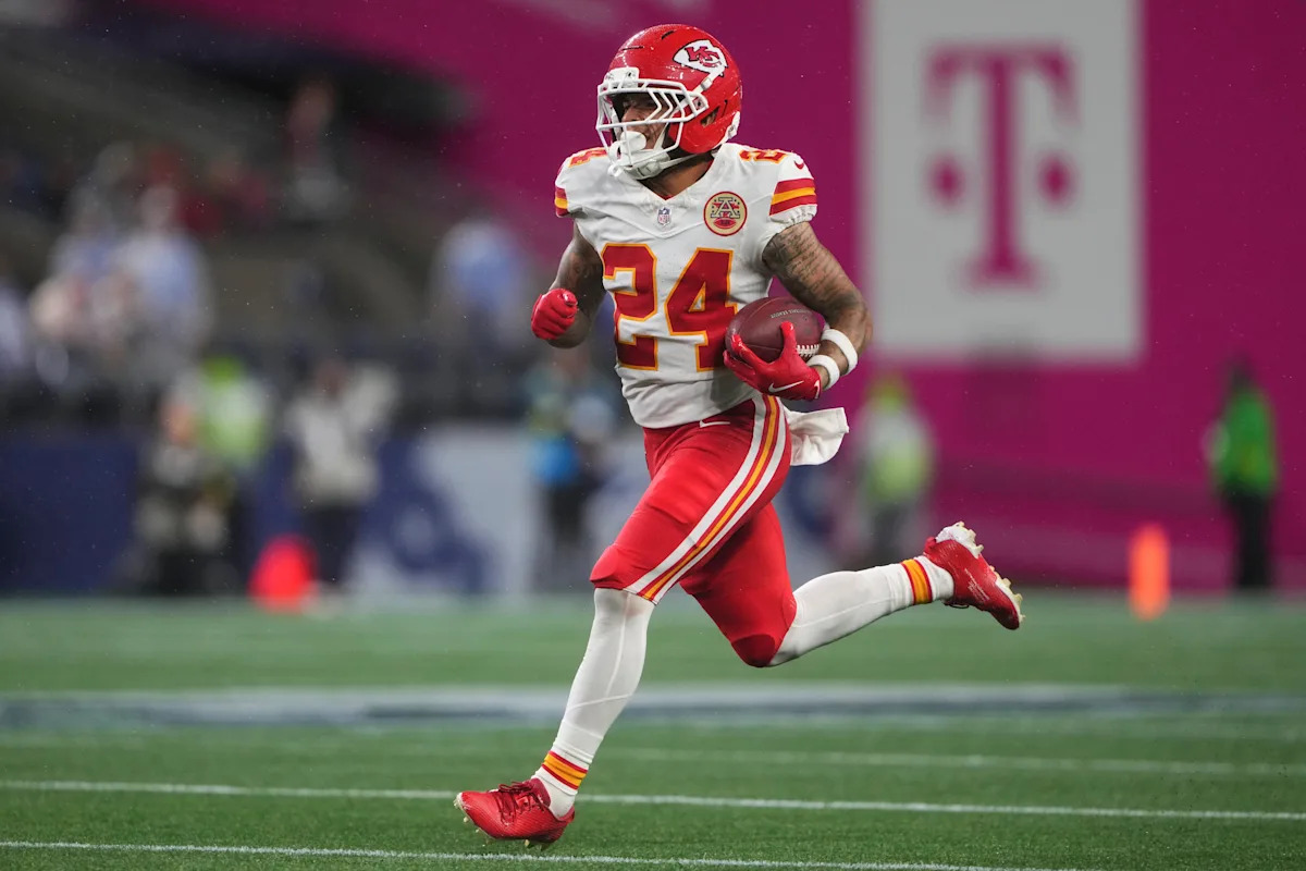 49ers trade for Chiefs receiver Skyy Moore, AP source says