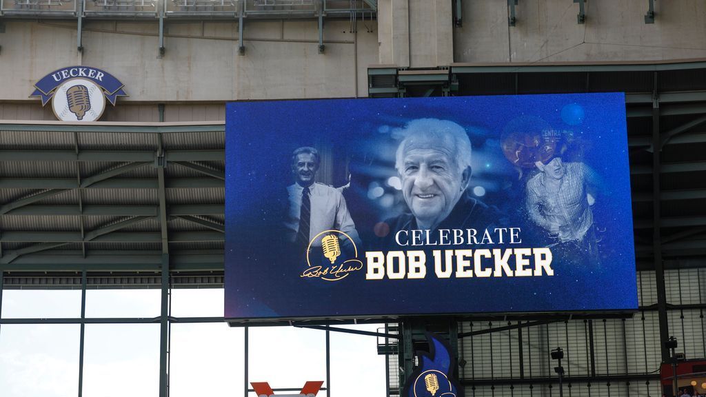 Brewers pay tribute to legendary broadcaster Bob Uecker
