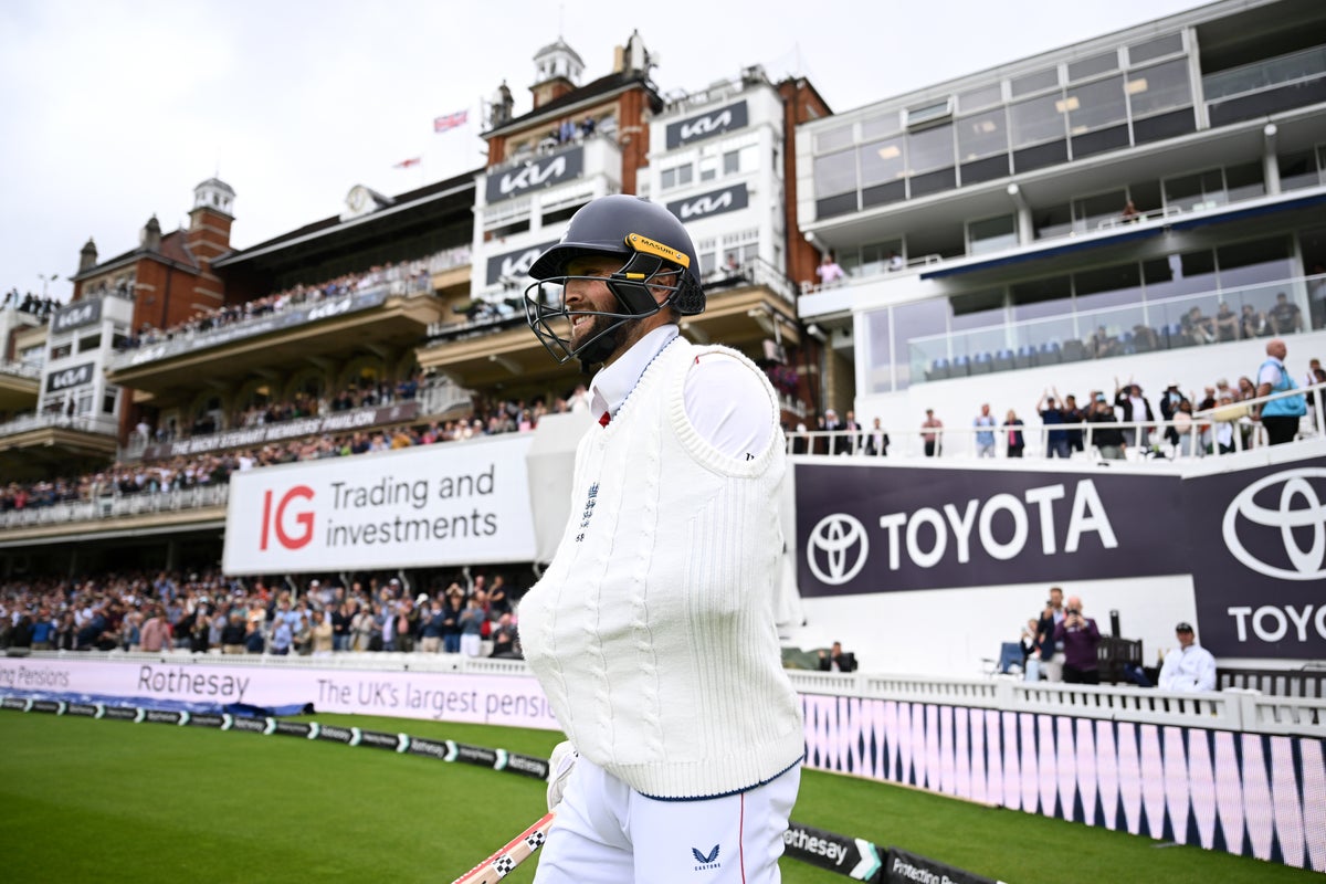 Chris Woakes comes out to bat with dislocated shoulder in tense England-India finale