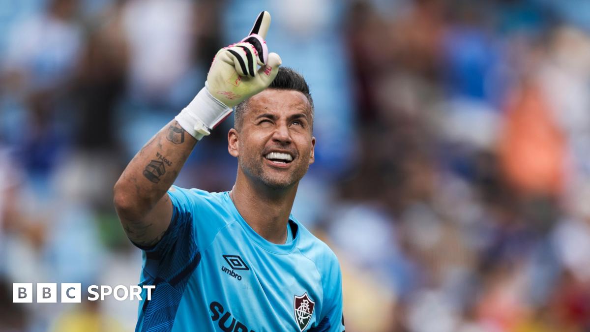 Fluminense goalkeeper Fabio breaks Peter Shilton appearance record