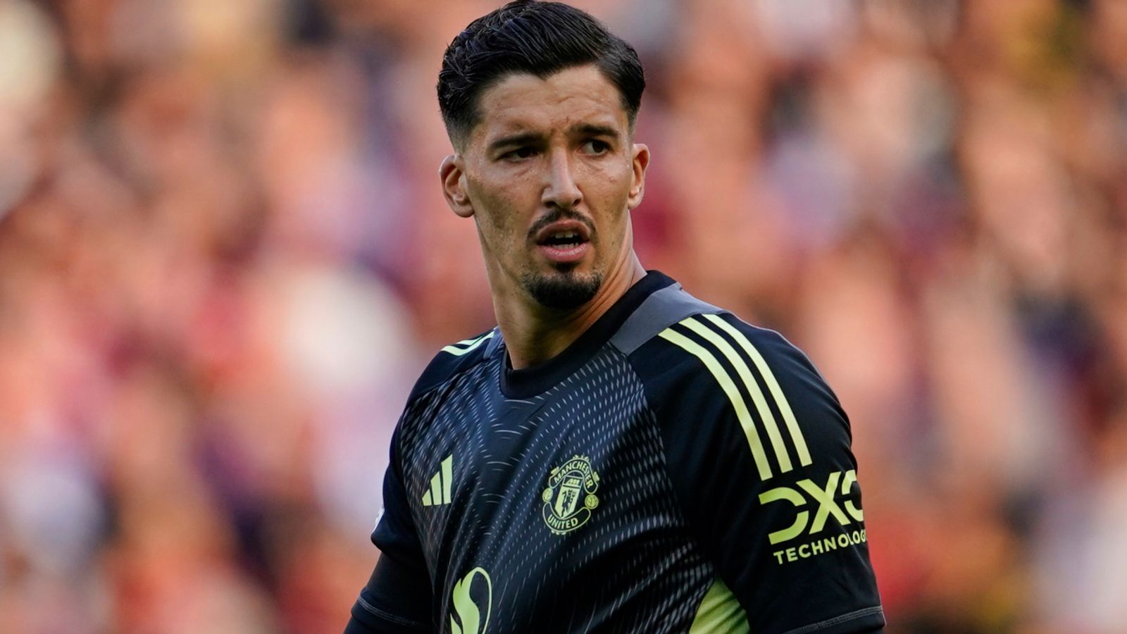 Gary Neville says Man Utd need a goalkeeper, but would Emi Martinez or Gianluigi Donnarumma fit? | Football News