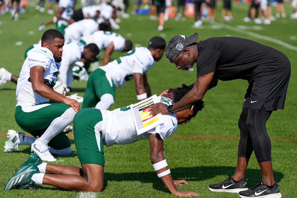 No coaches allowed: Aaron Glenn had his players lead a recent Jets walkthrough practice
