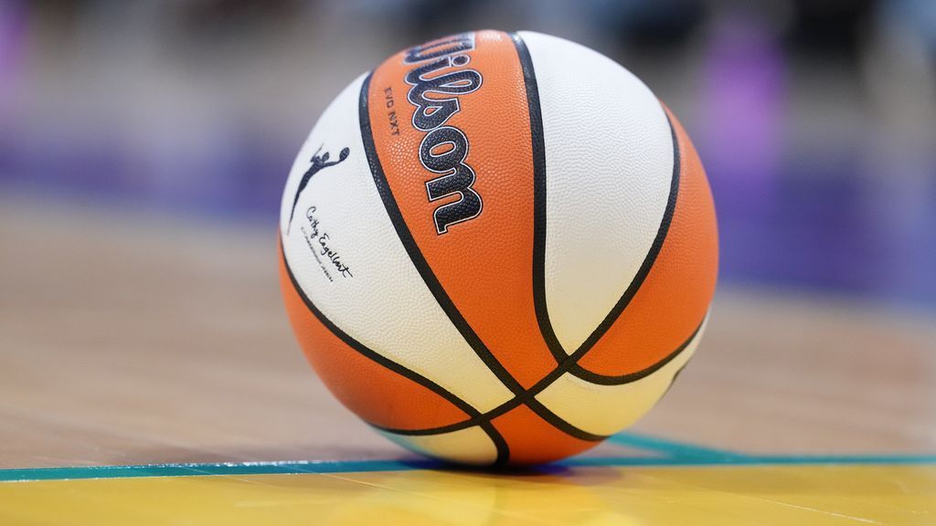 Sex toy tossed on Sparks’ court, lands near Sophie Cunningham