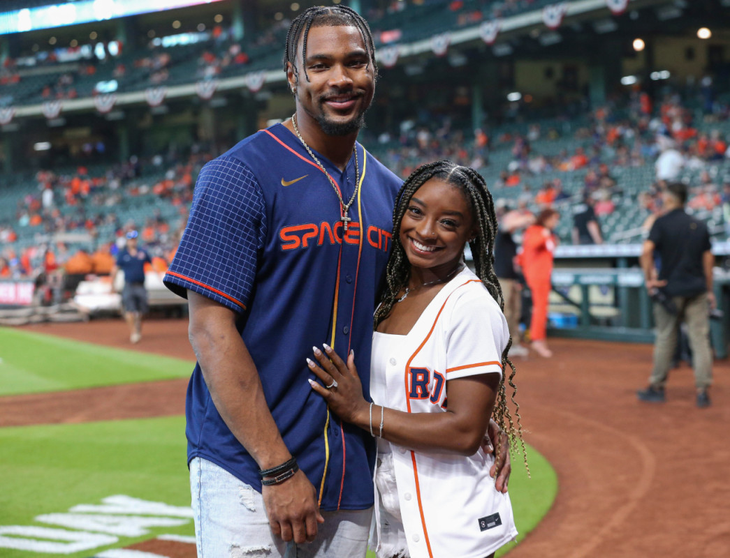 Simone Biles' One-Word Reaction to Husband Jonathan Owens’ Appearance