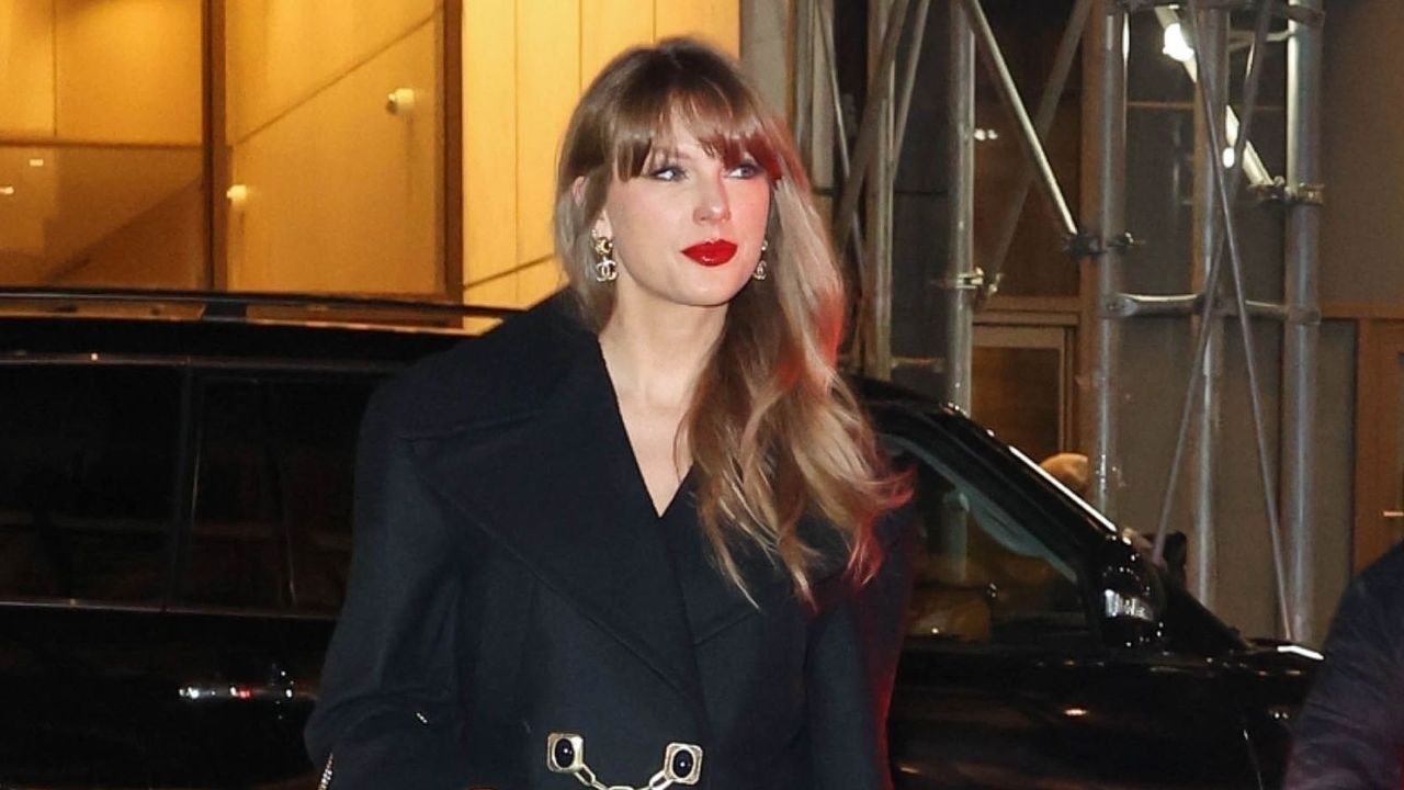 Taylor Swift Finds the Perfect Podcast Accessory