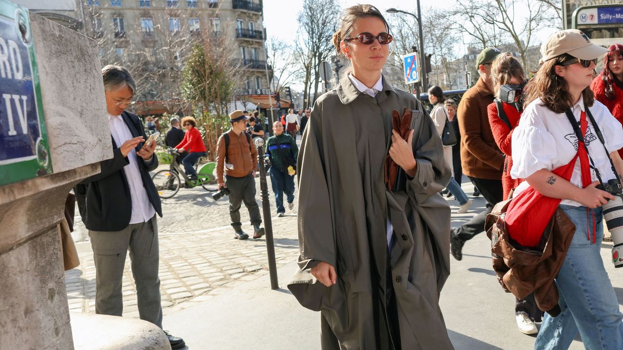 8 Trench Coat Outfit Ideas to Try This Fall