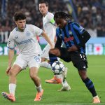 BERGAMO, ITALY - SEPTEMBER 30: Ademola Lookman of Atalanta controls the ball under pressure from Kyriani Sabbe of Club Brugge during the UEFA Champions League 2025/26 League Phase MD2 match between Atalanta BC and Club Brugge KV at Stadio di Bergamo on September 30, 2025 in Bergamo, Italy. (Photo by Timothy Rogers/Getty Images)