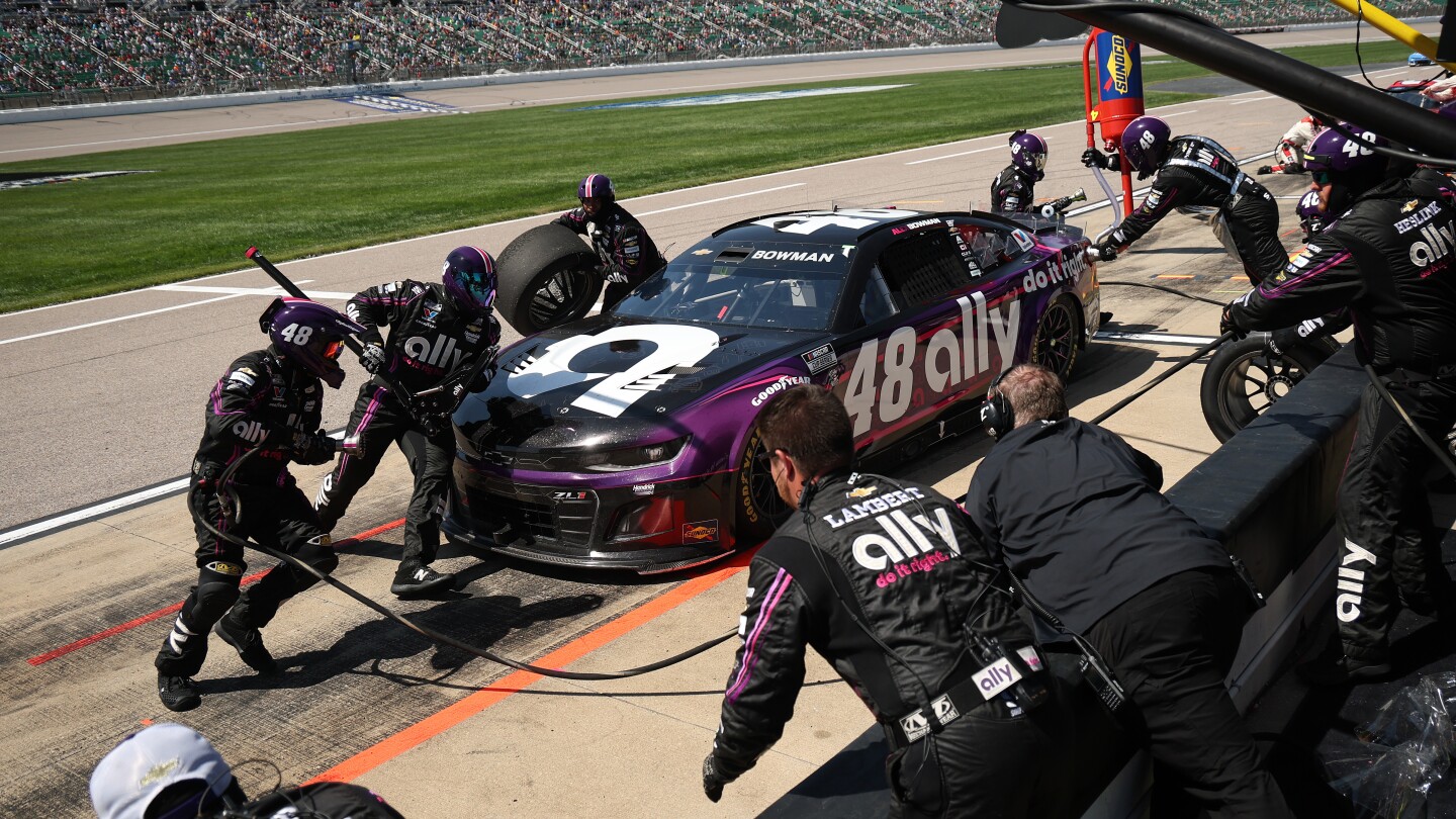 Changes made to Alex Bowman’s pit crew ahead of Bristol playoff race