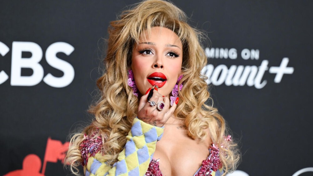 Doja Cat’s VMAs Lipstick Stunt Drives $2.8M in Media Exposure for MAC