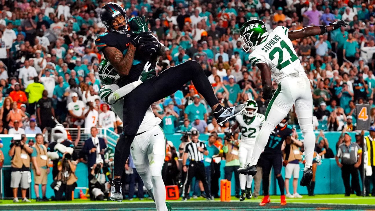 Dolphins’ offense gets going in MNF win over Jets, but loses Tyreek Hill