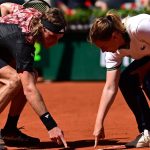 Greece's Stefanos Tsitsipas (L) gestures and speaks to a line-judge during his match against Spain's Roberto Carballes Baena during their me