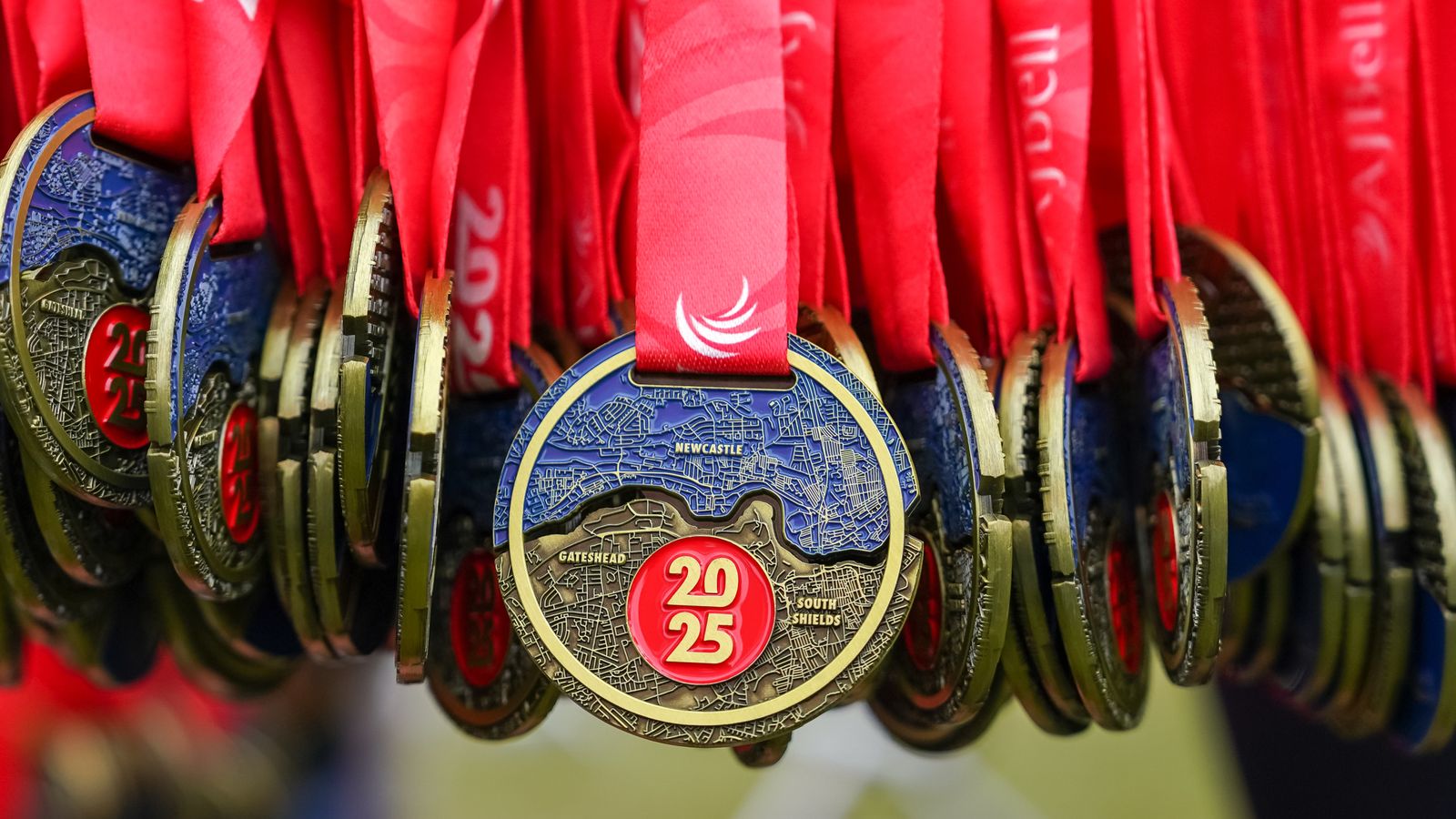 Great North Run organisers apologise for Newcastle-Sunderland mix-up on 2025 medals, saying: ‘Wear sorry!’ | Athletics News