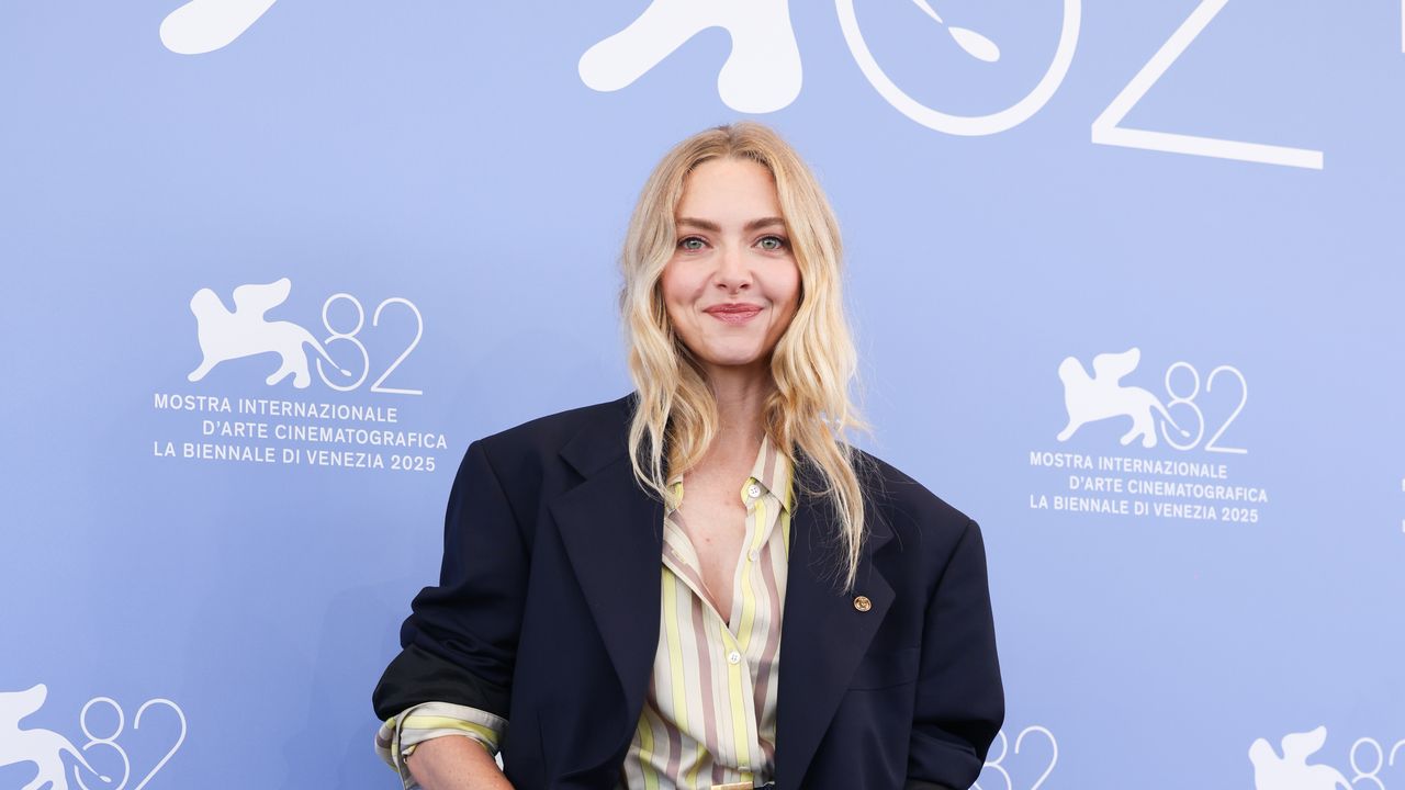 In Venice, Amanda Seyfried and Julia Roberts Are Shopping From Each Other’s Suitcases