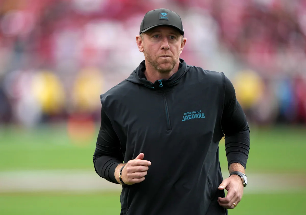Jaguars head coach Liam Coen, 49ers DC Robert Saleh held back in heated exchange days after sign-stealing comments
