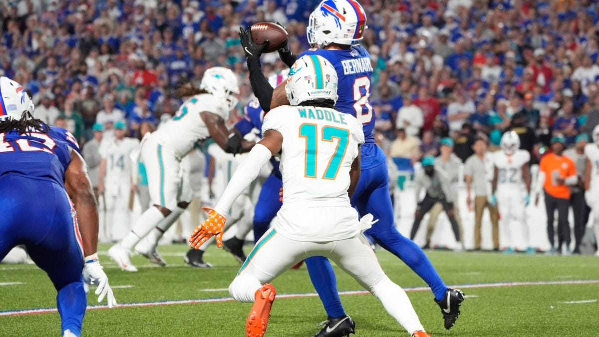 Miami Dolphins’ Mike McDaniel to criticize captains in front of team