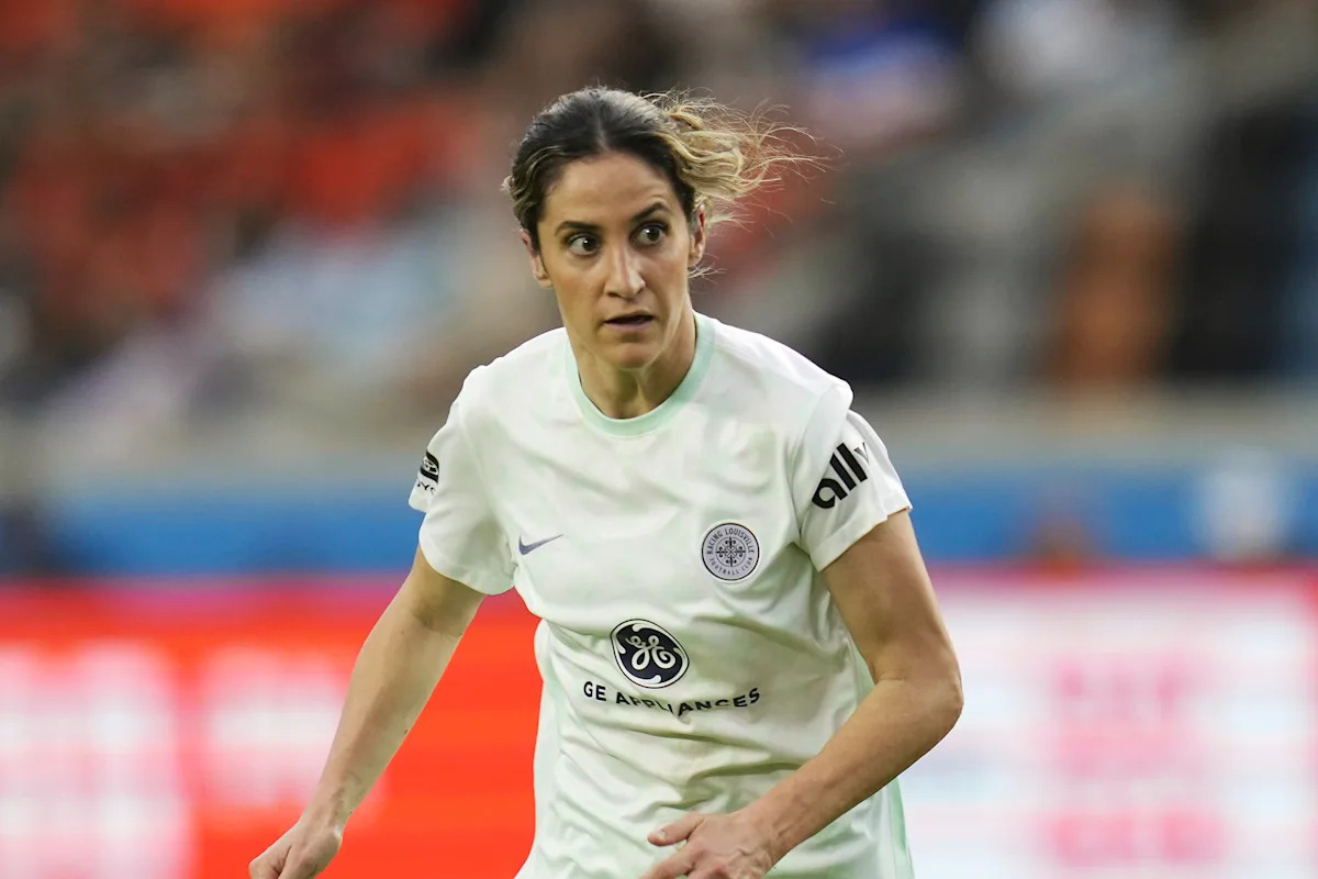 Racing Louisville’s DeMelo collapses during match against the Reign