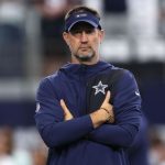 Roger Staubach surprises Brian Schottenheimer at news conference