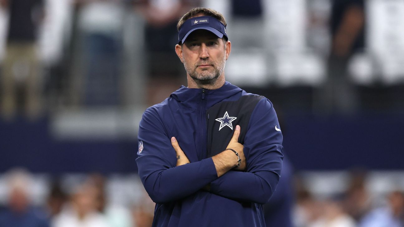 Roger Staubach surprises Brian Schottenheimer at news conference